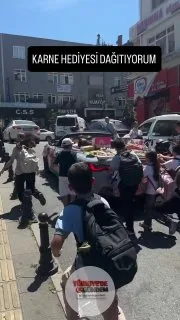 İstanbul’da bir vatandaş, aracının dışını oyuncaklarla süsleyip çocuklara dağıttı
