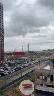Ukrayna ordusu, uzun menzilli kamikaze insansız hava araçlarıyla Moskova'yı hedef aldı. Bir Rus vatandaşının İHA'yı kaydettiği sırada, hemen yakınındaki bir binaya patlama gerçekleşti.