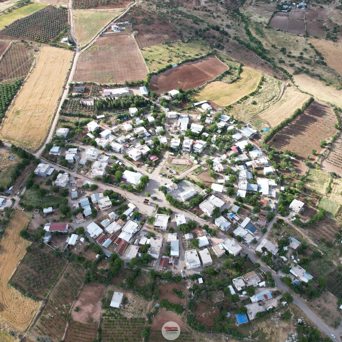 Adıyaman'da heyelan riski nedeniyle taşınarak dairesel yerleşim planıyla yeniden inşa edilen Kuşakkaya köyü görüntülendi.