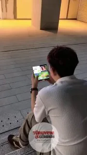 Çin'de bir adam, arkadaşına mesaj atarken aynı anda hem dizi izledi hem de telefonunda oyun oynadı.