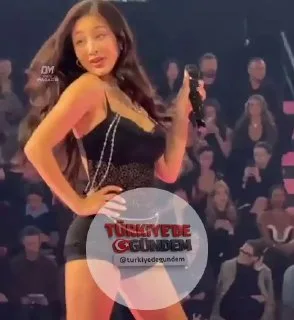 Twice grubundan Jihyo, sahnede muhteşem fiziğini sergiledi