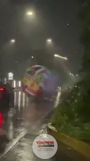 El Salvador'da fırtına nedeniyle yerinden kopan dev Dünya Kupası topu trafikte kaosa yol açtı.