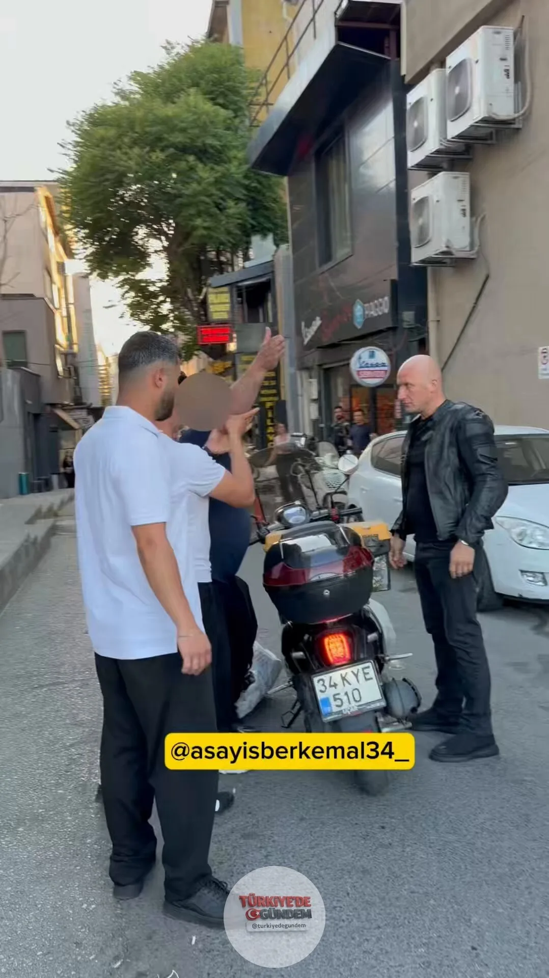 İstanbul'da trafikte bir kurye ile tartışan şahıs, elindeki matkapla kuryenin başına vurarak olay yerinden kaçtı.