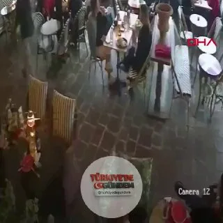 Sarıyer’de bir AVM'deki kafeteryada oturan galerici ve iş insanı Barış A. (35), yanına yaklaşan E.T. (16) tarafından silahlı saldırıya uğrayarak bacağından yaralandı. Saldırganın olaydan önce "Dövmen çok güzel abi" diyerek Barış A.’nın yanına geldiği