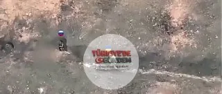 Bir Rus askeri, mevzisine baskın düzenleyen iki Ukraynalı askere karşı son mermisine kadar direndi.