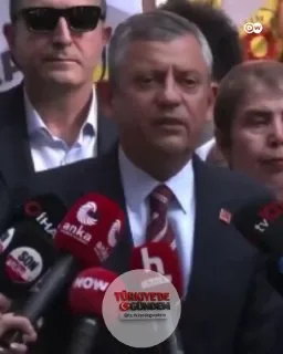 CHP Genel Başkanı Özgür Özel, Ankara’da açlık grevi yapan özel sektör öğretmenlerini ziyaret etti. Özel okul öğretmenleri ve mülakat mağduru eğitimciler, taban maaş hakkının geri getirilmesini ve güvencesiz çalışma koşullarına son verilmesini talep e