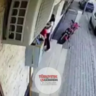 Mardin'de iki şüphelinin bir apartman dairesinin kapısını zorlayarak açmaya çalıştığı, ancak başarılı olamayınca olay yerinden uzaklaştığı anlar güvenlik kamerasına yansıdı.