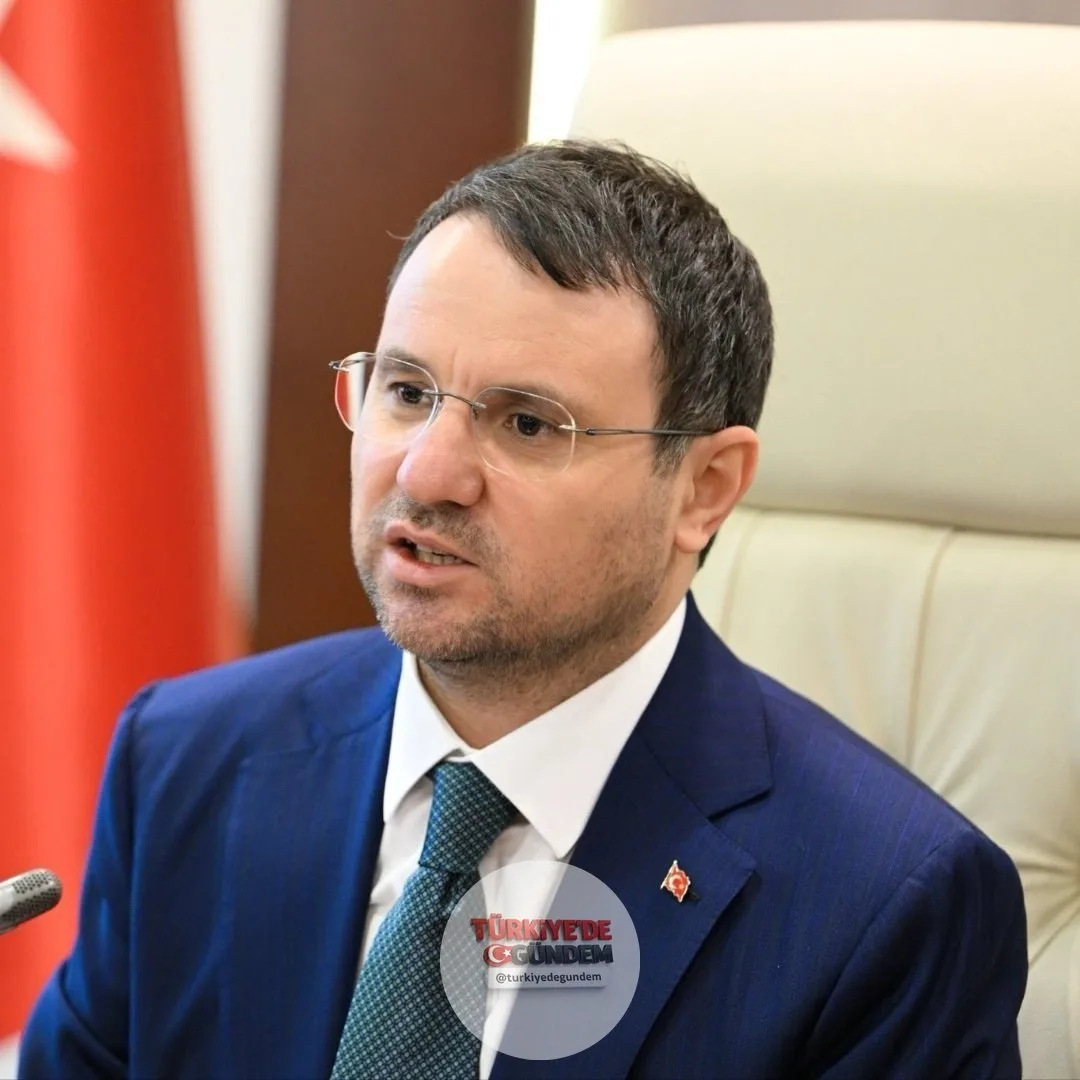Adalet Bakanı Akın Gürlek: "Şu an toplumdaki en büyük sorun, gençlerin uyuşturucuya bulaşması. Yani maalesef sosyal çevreler, arkadaş grupları üzerinden yayılıyor. Uyuşturucuya erişimi mümkün olduğunca zorlaştırmak için elimizden geleni yapıyoruz." (