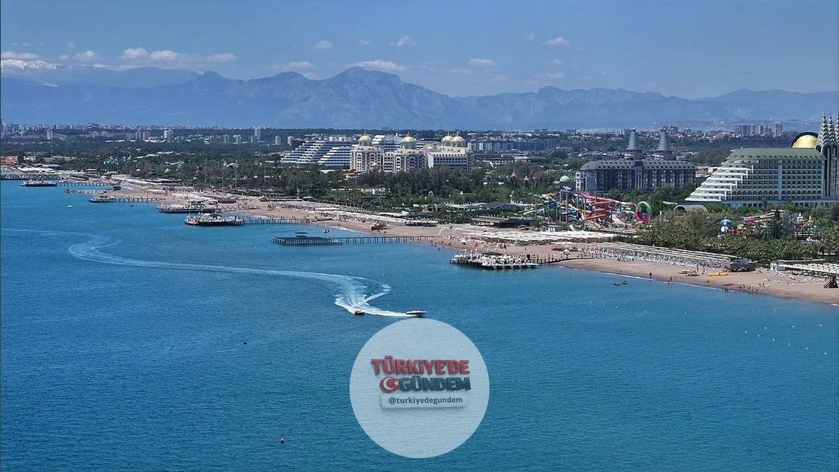 Turizm tesislerinde müzik lisansı zorunlu hale geldi Kültür ve Turizm Bakanlığı'nın yayımladığı tebliğ değişikliğiyle turizm tesislerinin genel alanlarında müzik kullanımı için lisans belgesi şartı getirildi. İşletmelerin gerekli lisansları 31 Aralık