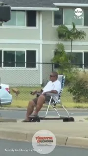 Hawaii'de bir kadın, motorlu bir kaykayın üzerine monte edilmiş plaj sandalyesiyle gezintiye çıkan bir adamı görünce şaşkınlığını gizleyemedi.