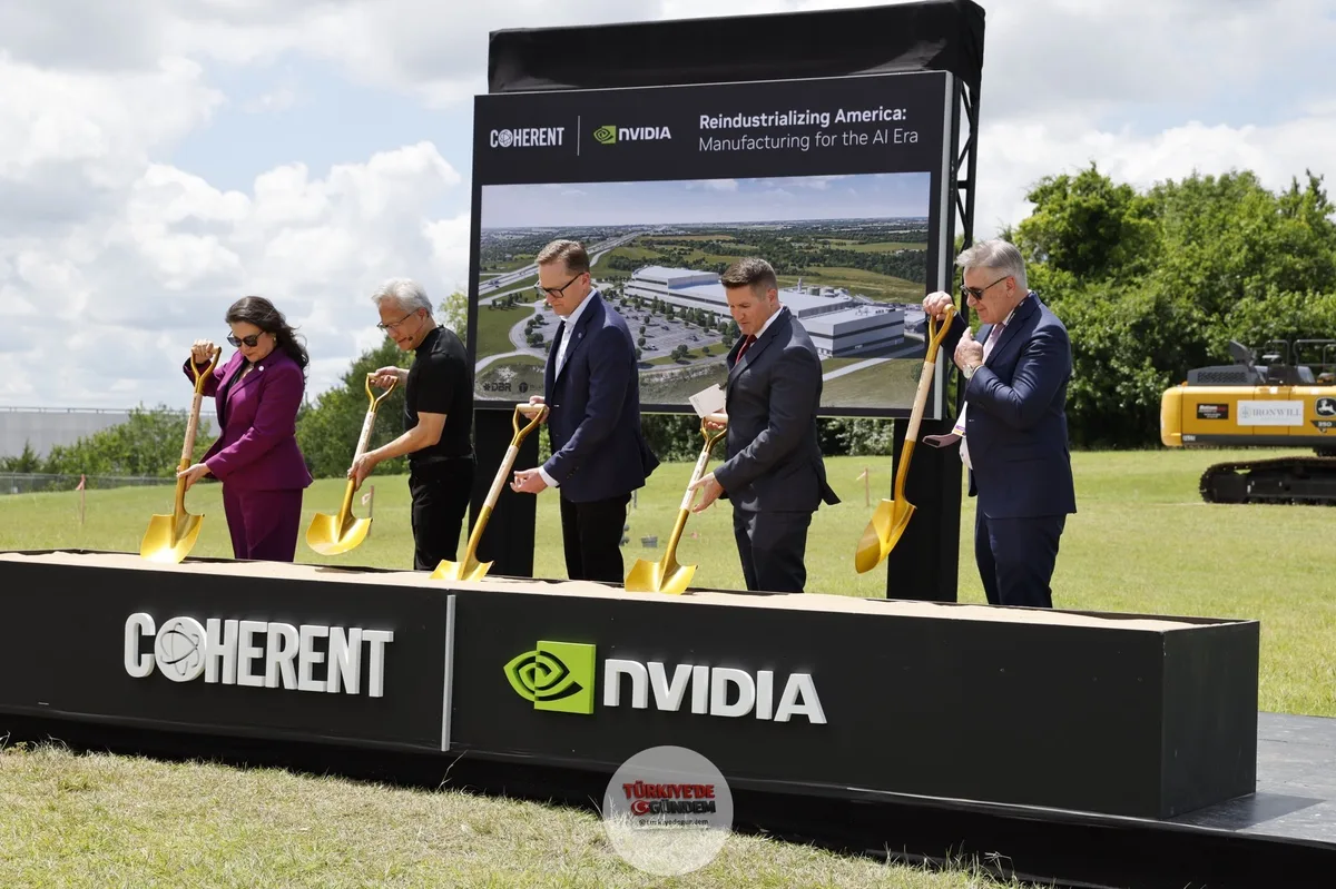 NVIDIA CEO'su Jensen Huang, bugün Coherent CEO'su Jim Anderson ve yerel yönetim liderleriyle bir araya geldi. Coherent, yapay zeka altyapısını ölçek, hız ve enerji verimliliğiyle destekleyen gelişmiş bileşenlerin üretim kapasitesini ABD'de artırıyor.