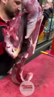 Mesleğine yıllarını veren kasap, eti kemikten kusursuz bir şekilde ayırdı