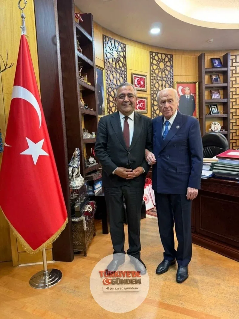 Sezgin Tanrıkulu, Devlet Bahçeli’yi makamında ziyaret etti: "Sayın Devlet Bahçeli ile ülkemizin sorunlarına ilişkin samimi bir görüşme gerçekleştirdik. Şahsım ve milletvekili olduğum Diyarbakır adına, Kürt meselesinin barışçıl çözümü konusundaki çaba
