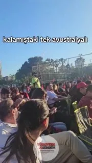 Bir Avustralyalı’nın, Türkiye-Avustralya maçını tek başına Türk taraftarların arasında izlediği ortaya çıktı. Türk taraftarlar saygı göstererek, cesareti nedeniyle Avustralyalıyı takdir etti