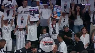 Beşiktaşlı taraftarlar, maç öncesinde tribünlerde yer alan takım fotoğraflı GAİN kartlarını kaldırdı!