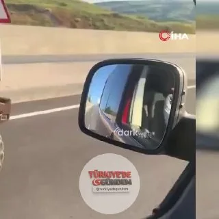 Çankırı'da, bir traktör sürücüsünün 80 km/s hızla ilerleyen aracı solladığı anlar kameraya yansıdı.