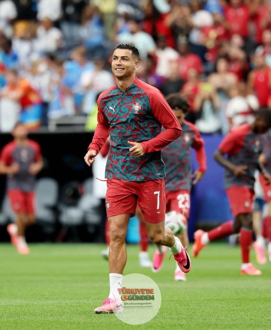 41 yaşındaki Cristiano Ronaldo, FIFA Dünya Kupası tarihinde bir maça ilk 11'de başlayan en yaşlı saha oyuncusu oldu.