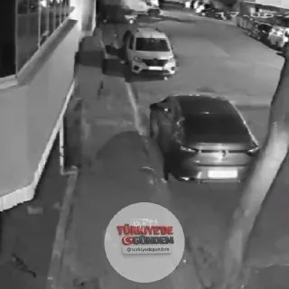 İstanbul'un Esenyurt ilçesinde, uyuşturucu satıcısı oldukları iddia edilen iki grup sokak ortasında çatıştı. Kurşunlar 6 araç ve 1 eve isabet etti. Olay yerinde en az 40 boş kovan bulundu. Çatışmada 1 kişi yaralanırken, olayla bağlantılı 4 şüpheli gö