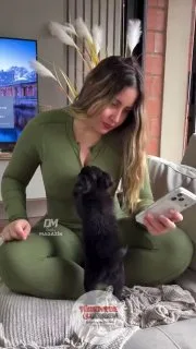 İçerik üreticisi Naty, yavru köpeğinin fermuarını açtığı an yaşadığı şaşkınlığı paylaştı.