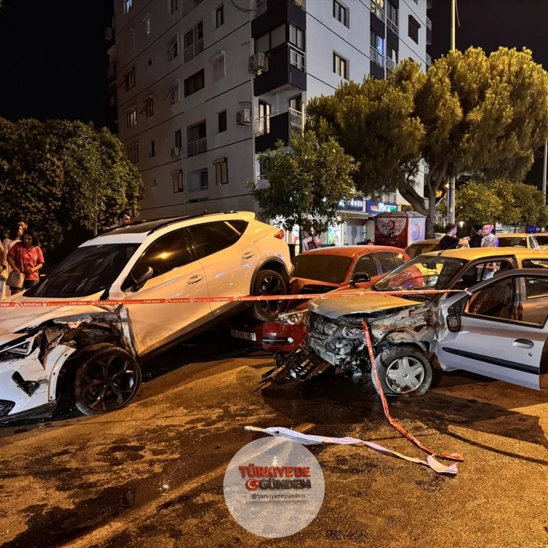 İzmir'de park halindeki iki araca çarpan otomobilin sürücüsü hayatını kaybetti.