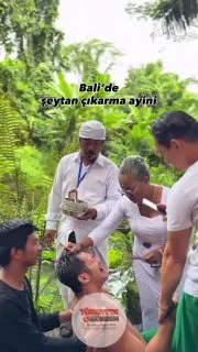 Bali'ye seyahat eden bir Türk kadın, kız arkadaşı tarafından büyü yapılan bir adamın büyüsünün bozulduğu ritüel anlarına tanıklık etti. Kadın, "Kız arkadaşı ona büyü yapmış. Şimdi onu bozmaya çalışıyorlar" ifadelerini kullandı.