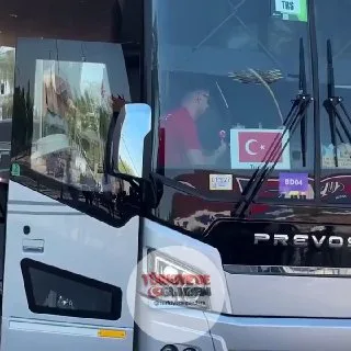 Eren saçlarını tekrar ördü.