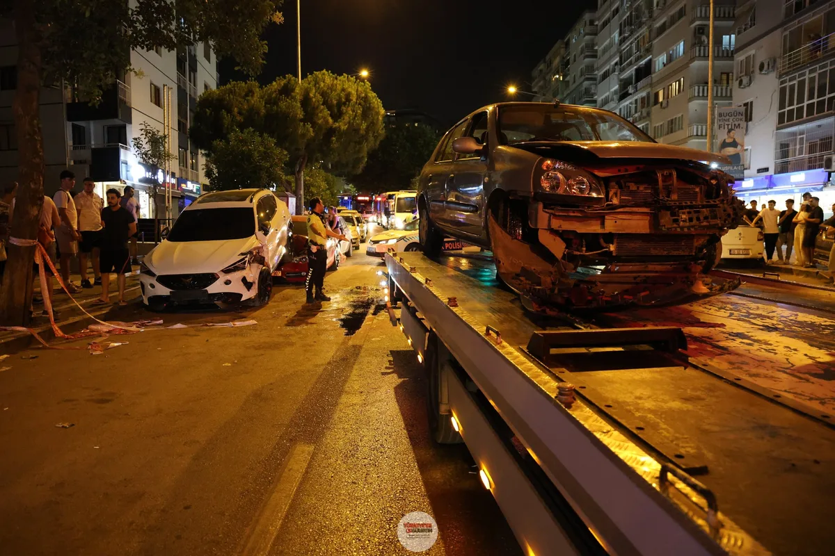 İzmir'de direksiyon başında kalp krizi geçiren 68 yaşındaki sürücü, park halindeki iki otomobile çarparak durabildi. Hastaneye kaldırılan sürücü, tüm müdahalelere rağmen hayatını kaybetti
