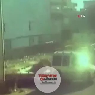 Şanlıurfa'nın Suruç ilçesinde park halindeki bir otomobil, henüz belirlenemeyen bir nedenle hareket ederek yol kenarındaki çukura düştü.