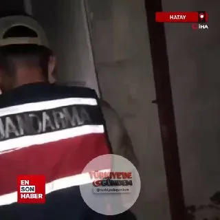 Hatay’da jandarma ekiplerinin düzenlediği operasyonda, bir şüpheliye ait arazideki ahırda samanların arasına gizlenmiş 2 kilo 422 gram metamfetamin bulundu