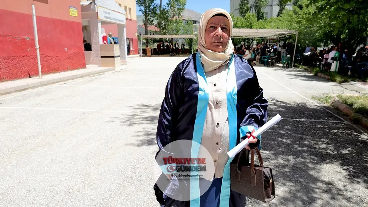 Hakkari'de yaşayan 51 yaşındaki Hamide Korkmaz, Pençe-Kilit Operasyonu'nda şehit düşen oğlunun vasiyetini yerine getirerek liseyi bitirdi.