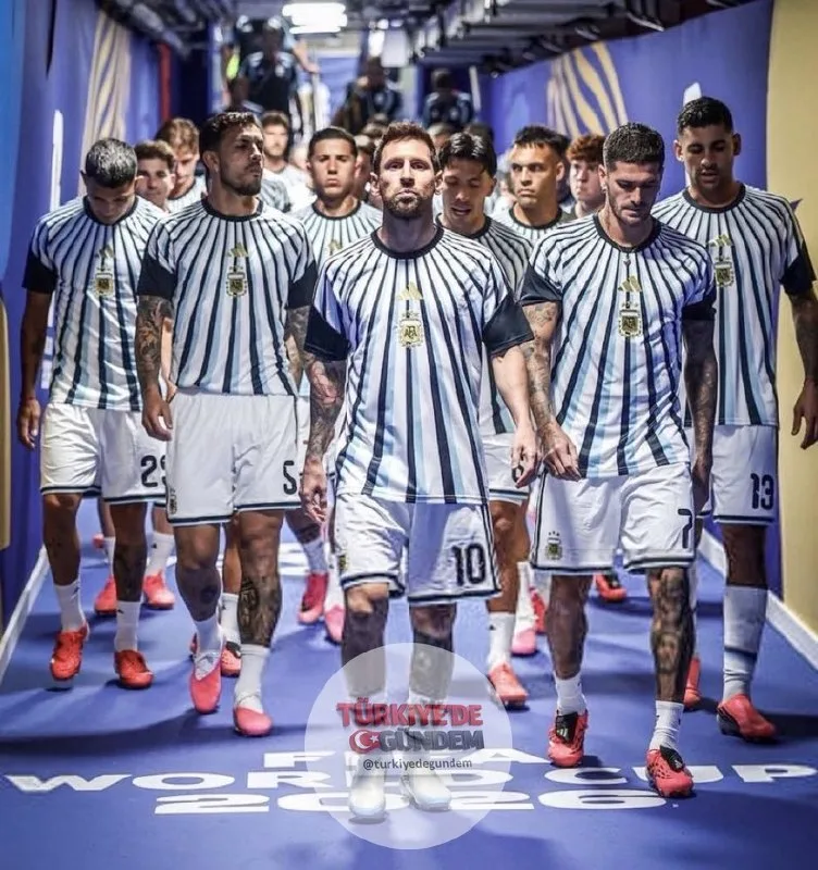 Arjantin Milli Futbol Takımı oyuncularının, Lionel Messi'yi sahada daha kolay ayırt edebilmek için ondan farklı renkte kramponlar giydiği iddia edildi.