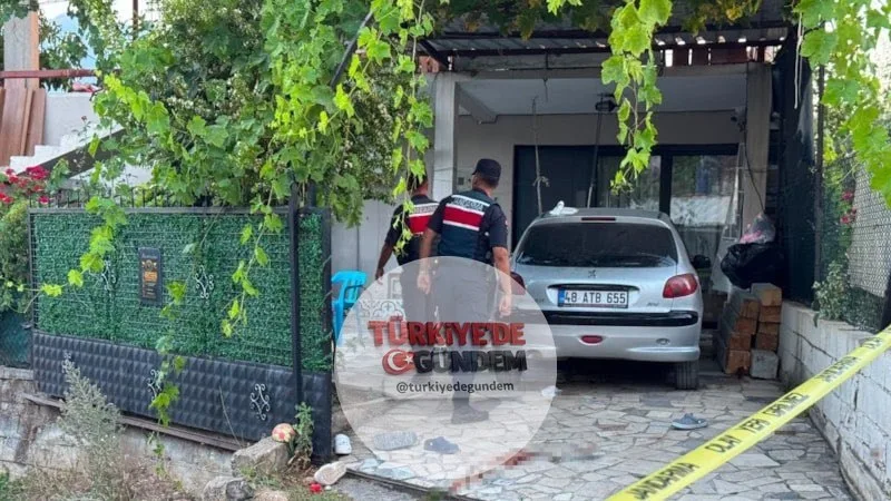 Muğla'nın Fethiye ilçesinde, bahçe kapısından gelen ses nedeniyle komşular arasında çıkan silahlı kavgada bir kişi hayatını kaybederken, eşi ve kızı yaralandı.