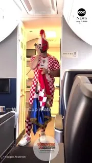 Hırvatistan milli takım forması giyen bir United Airlines kabin memuru, takımın Çarşamba günü İngiltere ile oynayacağı ilk Dünya Kupası maçı öncesinde yolcuları kendi ülkesini desteklemeye çağırdı.