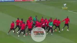 Senegal milli takımı, maç öncesi ısınma sırasında hep birlikte şarkı söyleyip dans etti.
