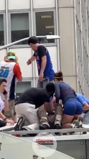 New York'ta bir Knicks taraftarı bir binaya tırmandıktan sonra düşerek ağır yaralandı. Görüntülerde, ölüm tehlikesi atlattığı öne sürülen taraftarın sağlık görevlisini görünce kendine geldiği ve onu öpmeye çalıştığı görüldü