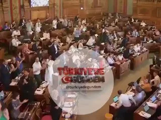 SON DAKİKA: Paris Belediyesi, Filistin halkına fahri hemşehrilik beratı verdi. Kararın kabul edilmesinin ardından salonda alkış tufanı koptu.