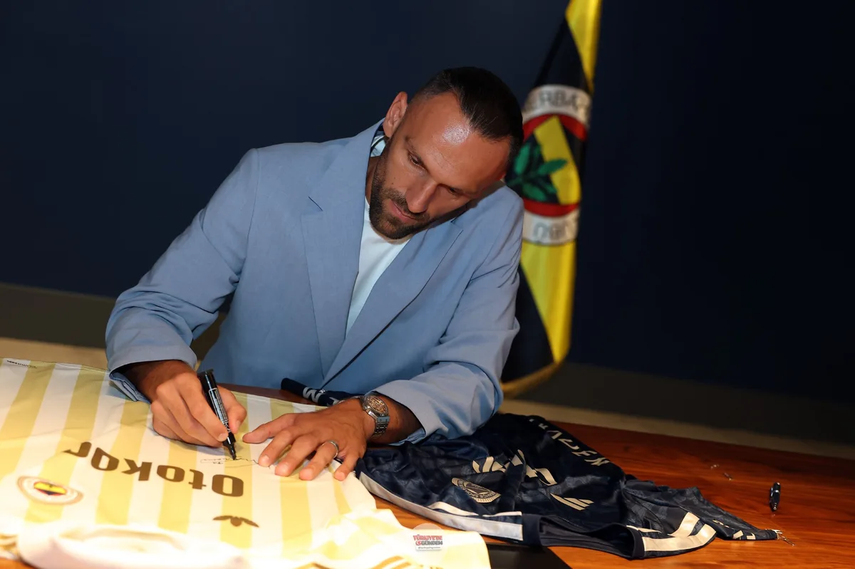 Fenerbahçe, Vedat Muriqi ile 3 yıllık sözleşme imzalandığını açıkladı. “Ailemize yeniden hoş geldin Vedat Muriqi”