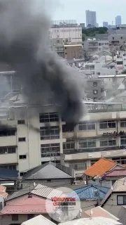 Japonya'daki bir ilkokulda çıkan yangında, alevlerden kaçmaya çalışan öğretmenler ve öğrenciler üçüncü katın pencere pervazına sığınmak zorunda kaldı.