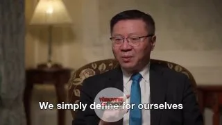 Çinli akademisyen Zhang Weiwei, Çin ve Batı'nın yapay zekaya yaklaşımları arasındaki farkı şu sözlerle açıkladı: "Yapay zeka durdurulamaz bir süreç. Bizim yaklaşımımız, bunu soğukkanlılıkla kabul edip geliştirmek yönünde. Bu süreçte, faydaları maksim
