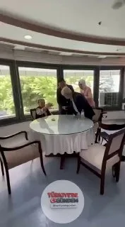 İş insanı Dinçer Azaphan, 75. Yıl Huzurevi sakinleriyle bir araya geldi. Huzurevi sakinleriyle sohbet edip yemek yiyen Azaphan, ziyaretten duyduğu memnuniyeti dile getirdi.
