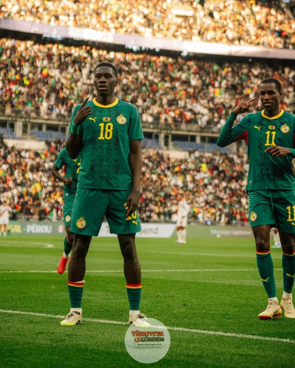 Senegal Milli Takımı'nda kriz patlak verdi. Futbolculara ödenmesi gereken primler yatırılmazken, takımın aşçısının seyahat etmesi yasaklandı. Konaklanan otelin ve sunulan yemeklerin yetersiz bulunması üzerine oyuncular dışarıdan yemek sipariş etmeye