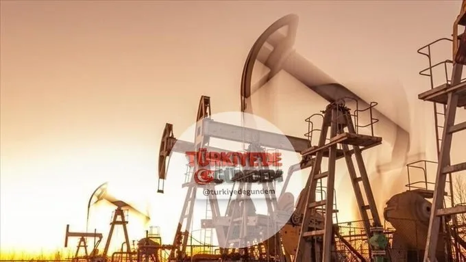 ABD ile İran arasındaki anlaşma savaş riskini azaltırken, petrol fiyatlarını 70 dolar seviyesine yönlendirdi. Uzmanlar, jeopolitik risk priminin tamamen ortadan kalkmadığı konusunda uyarırken, kısa vadeli düşüşlere rağmen fiyatların orta vadede yükse