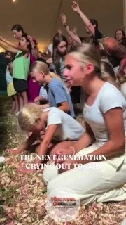 ABD'nin Kentucky eyaletindeki bir kilisede, "İsa'nın İkinci Gelişi" için düzenlenen toplu ibadet törenine çocukların katıldığı anlar görüntülere yansıdı.