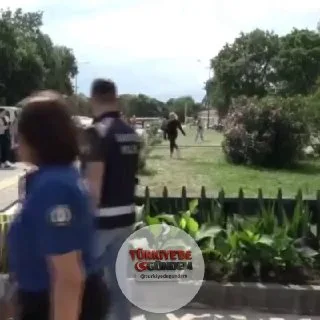 Samsun'da TYT sınavına geç kalan 2 kız öğrenci, kapıların kapanması nedeniyle sınava alınmadı. - "Koşmayın yavrularım, bitti." - "Bu bir şaka mı?"