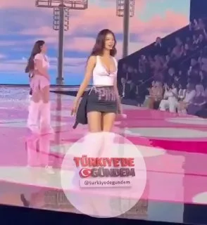 Twice grubundan Tzuyu'nun Victoria's Secret defilesindeki görüntüleri sosyal medyada yeniden gündem oldu.