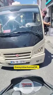 İddialara göre İstanbul Esenler'de hatalı şeride giren bir dolmuş sürücüsü, araçtan inerek teslimat kuryesinin kamerasını gasbetti.