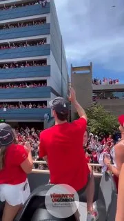 Caniacs, iyi bir görüş açısı yakalamak için OTOPARKLARI hınca hınç doldurdu (Kaynak: @NHL)