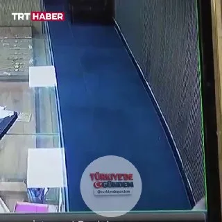 Şanlıurfa'da sahibinin elinden kaçan bir dana, kapıda bekleyen müşteriyi de önüne katarak kuyumcu dükkanına daldı.
