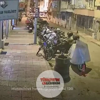 Manisa'da motosiklet hırsızlığı şüphelisi, 120 güvenlik kamerası görüntüsü incelenerek yakalandı. Şehzadeler ilçesinde park halindeki motosiklet gece saatlerinde çalındı Ekipler şüphelinin kaçış güzergahını belirlemek için bölgedeki 120 iş yerine ait