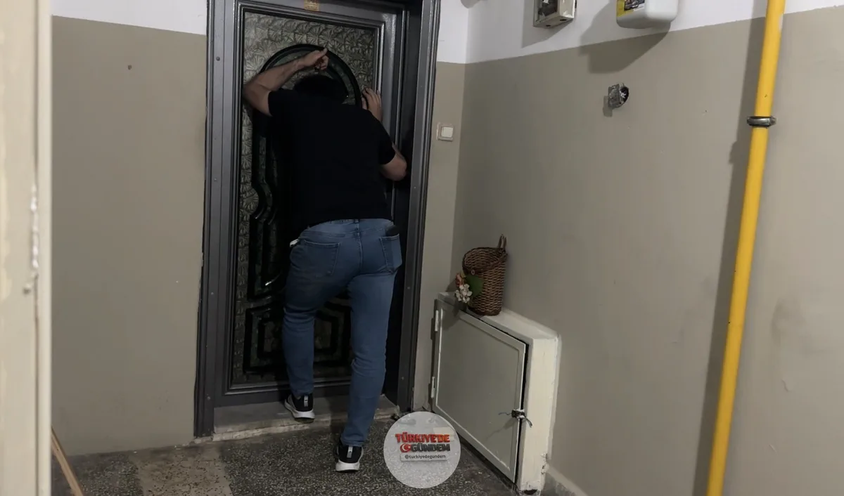 Samsun’da evinde bazı eşyaları ateşe vererek küçük çaplı yangına neden olan 24 yaşındaki bir genç, kendisini eve kilitledi. • Yangın itfaiye ekiplerince söndürülürken, polis ve vatandaşların uzun süren ikna çabalarına rağmen genç evden çıkmayı kabul